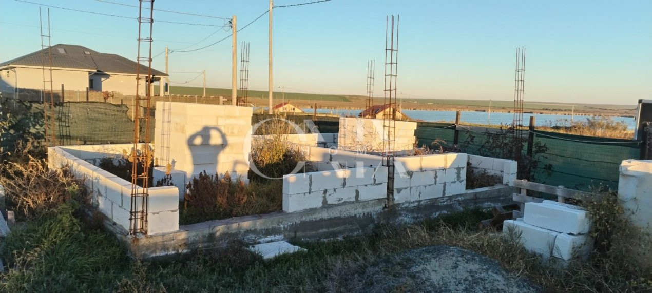 teren intravilan cu fundatie construita 40mp Corbu priveliste lac pescuit sporti